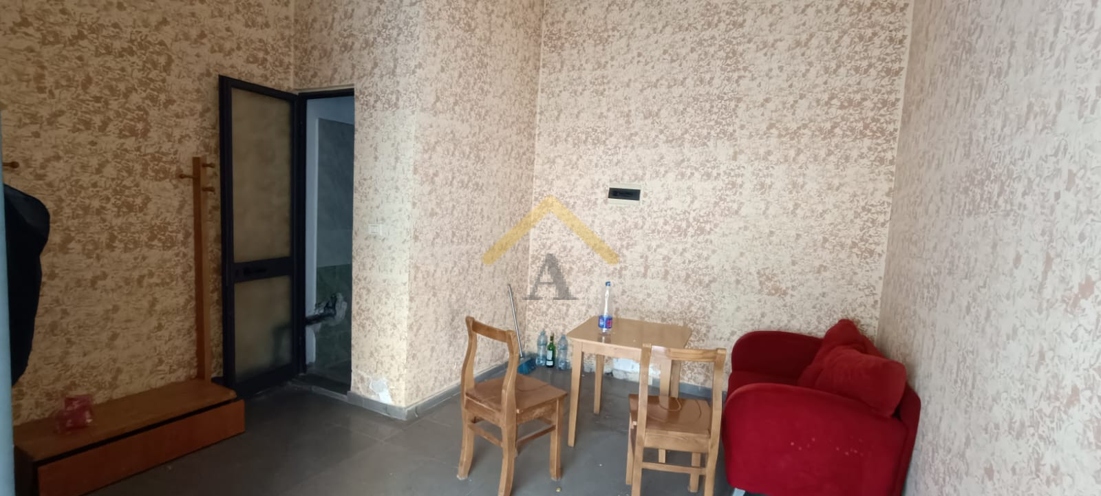 SHESIM AMBJENT (NJESI) 31 M2 TEK ISH TREGU ELEKTIK ( Jo ne rrugen kryesore )