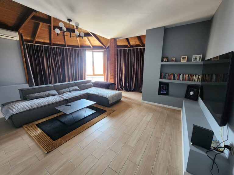 Shitet Apartament 3+1 me Hapësirë të Bollshme – Kinostudio me sip. 147m2