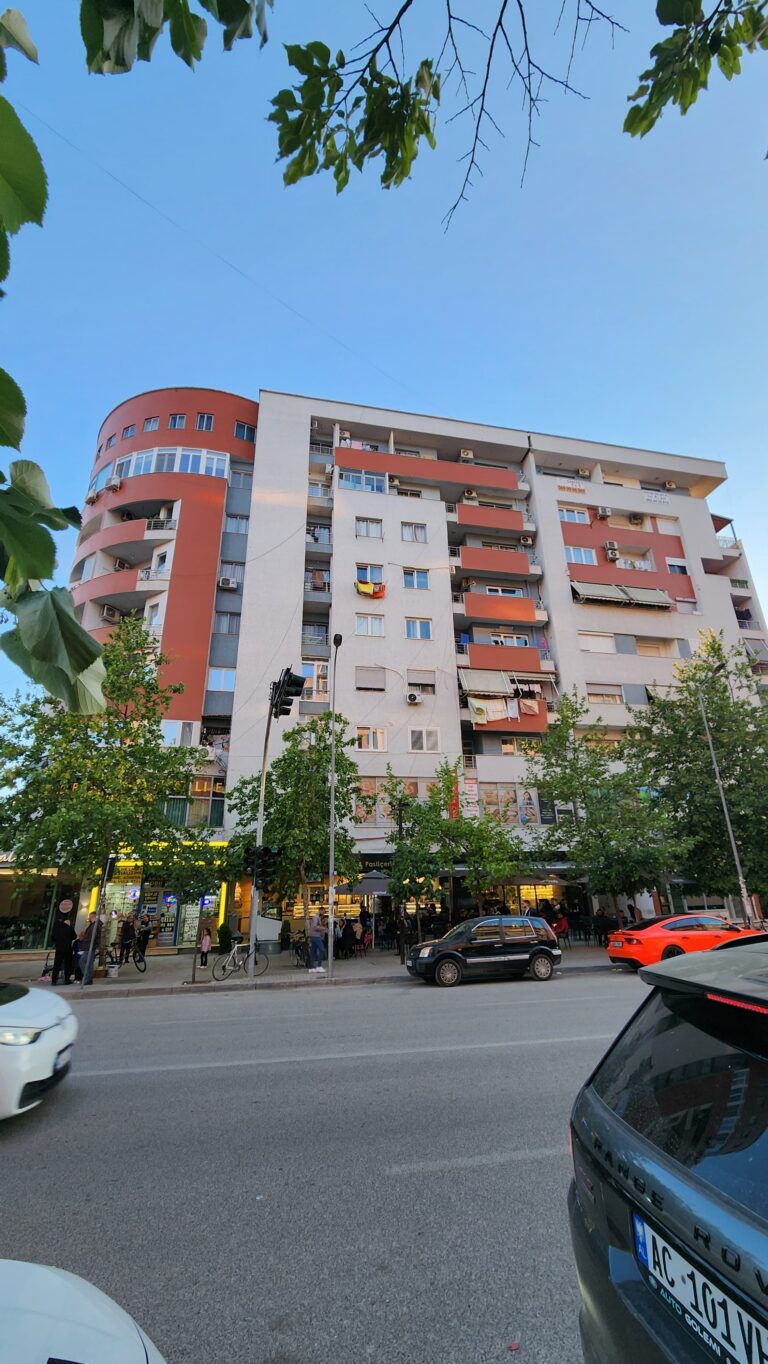 SHESIM APARTAMENT 3+1+3T-me dritare- DHE 2 BALLKONE NE ASTIR PRANE VILA L ME SIP. 135M2
