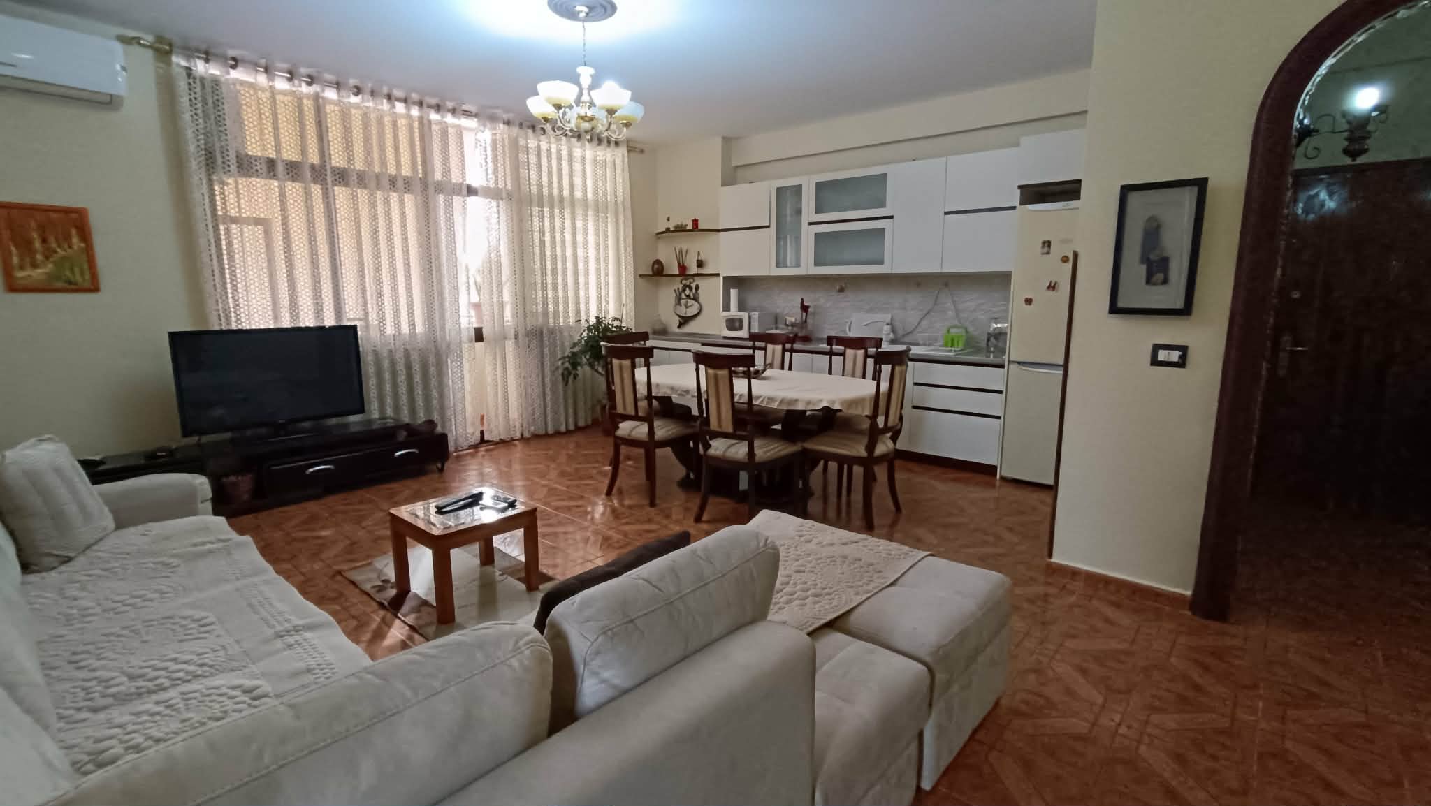 JAPET ME QIRA APARTAMENT 2+1+1Tualet me dritare TEK QSUT (PËRBALLË FAKULTETIT TË MJEKËSISË)